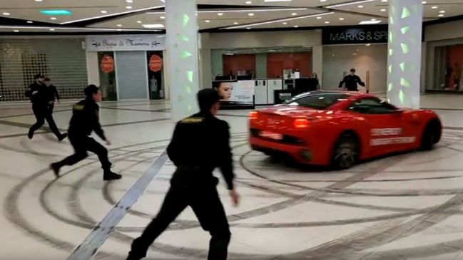 S Ferrarijem po nakupovalnem centru