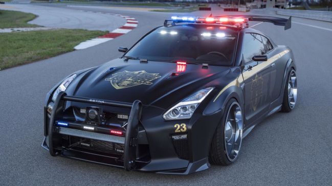 Ko se Nissan GT-R prelevi policijsko patruljno vozilo