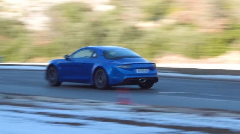 Preskus avtomobila, ki bo dihal za ovratnik Porscheju 718 Cayman