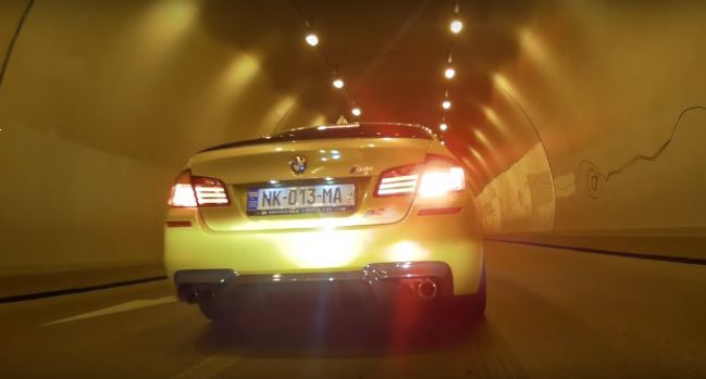 Driftanje s 730-konjskim BMW M5 v središču Tbilisija