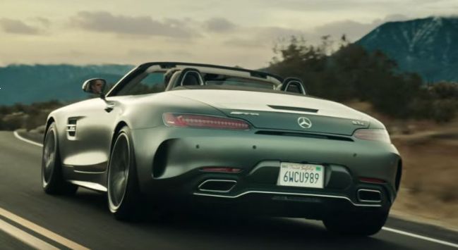 Mercedes z AMG GT roadsterjem na finalu NFL