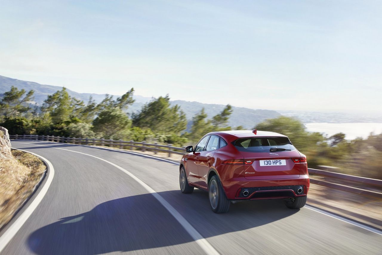 E-Pace ob premieri vpisan v knjigo rekordov E-Pace ob premieri vpisan v knjigo rekordov