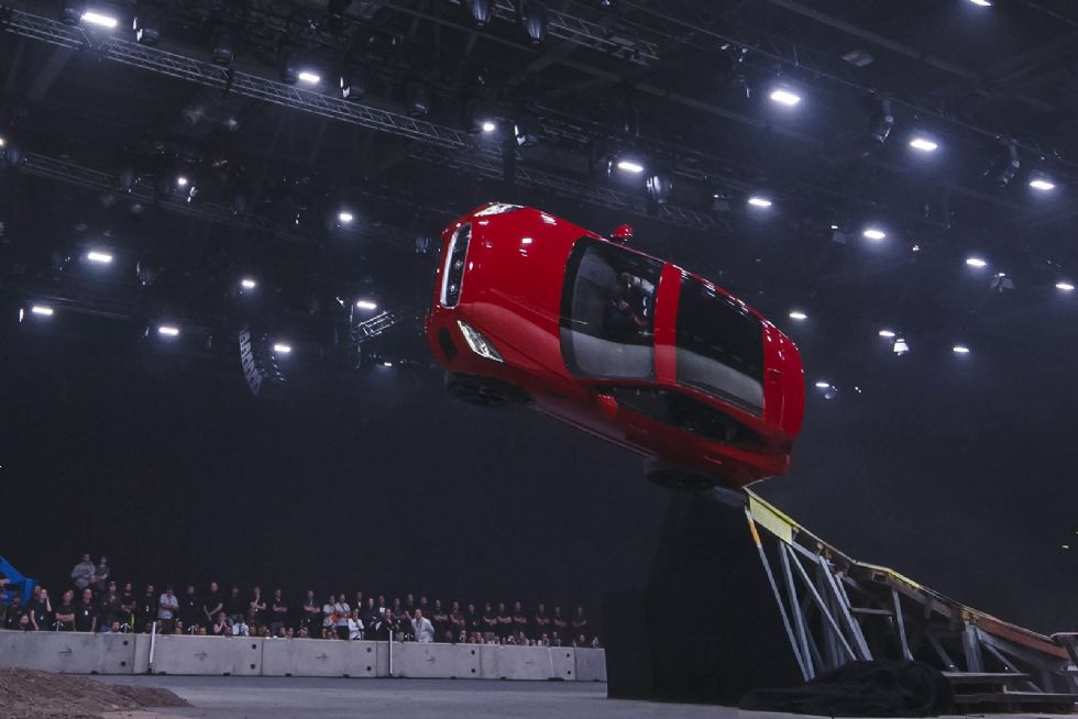 E-Pace ob premieri vpisan v knjigo rekordov E-Pace ob premieri vpisan v knjigo rekordov