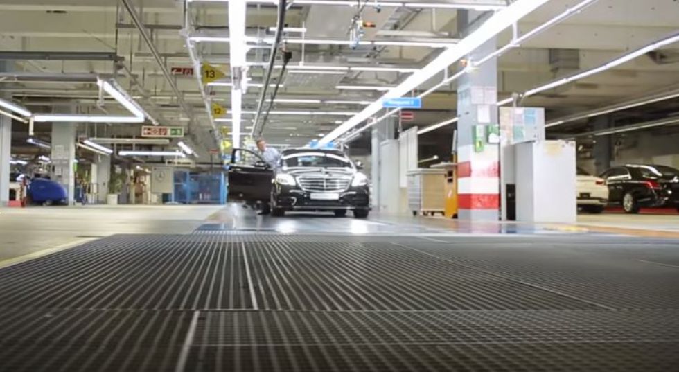 Ko Mercedes S sam zapelje s proizvodnih trakov