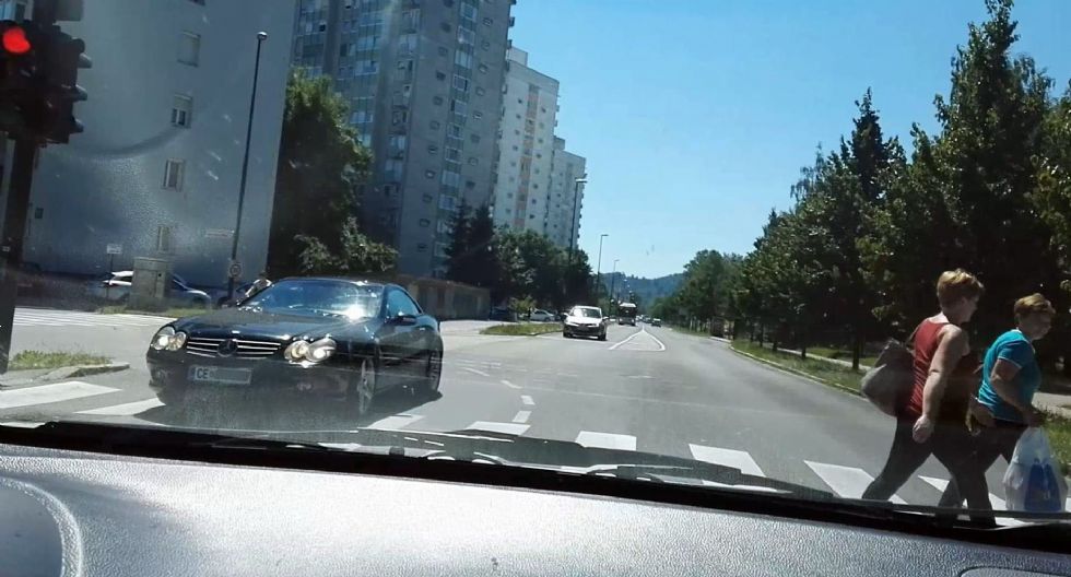 V Ljubljani v rdečo in pešce