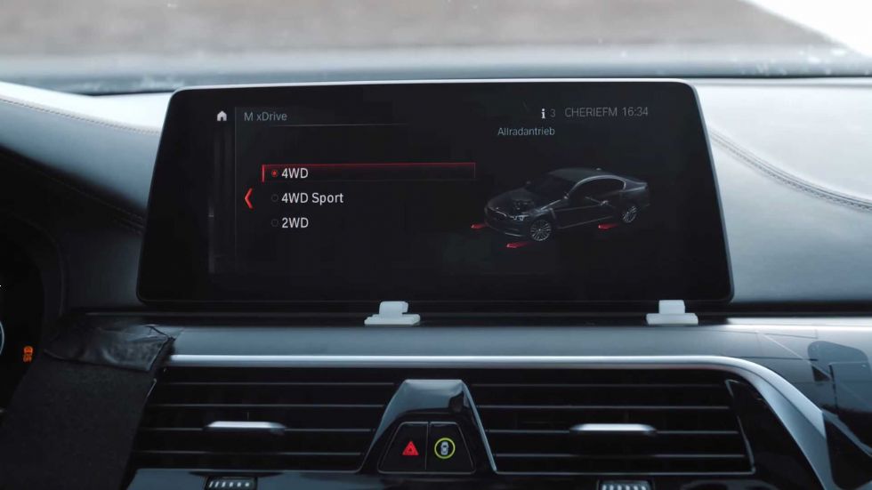BMW M5, preklop med dvo in štirikolesnim pogonom