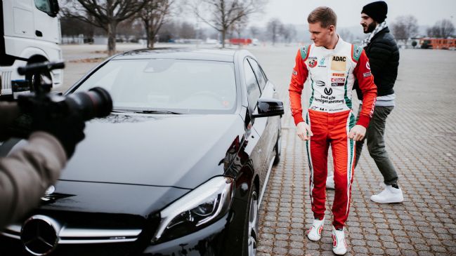Tudi Mick Schumacher je moral v avtošolo