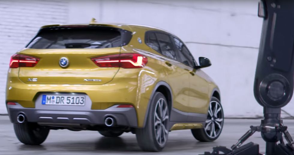 BMW X2 proti pajku-robotu