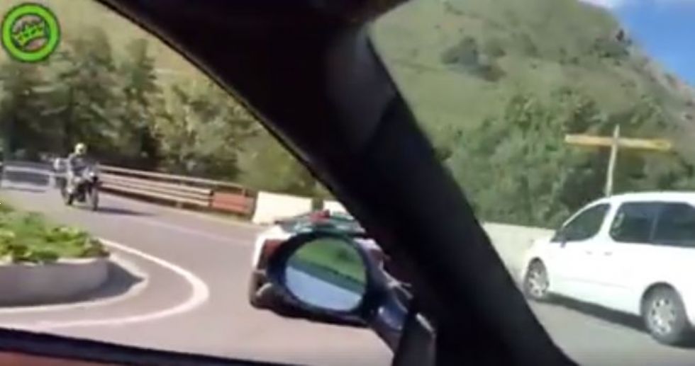 Frajer v Lamborghiniju po nasprotnem pasu Frajer v Lamborghiniju po nasprotnem pasu
