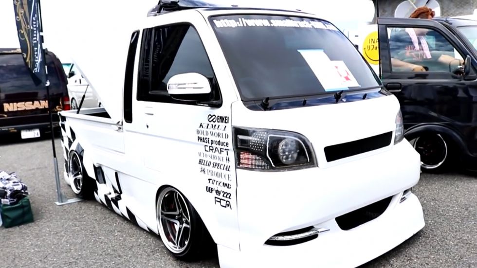 Daihatsu z osmimi izpuhi