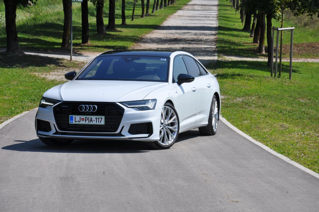 Poplavo terencev Audi bogati z elegantno limuzino Poplavo terencev Audi bogati z elegantno limuzino