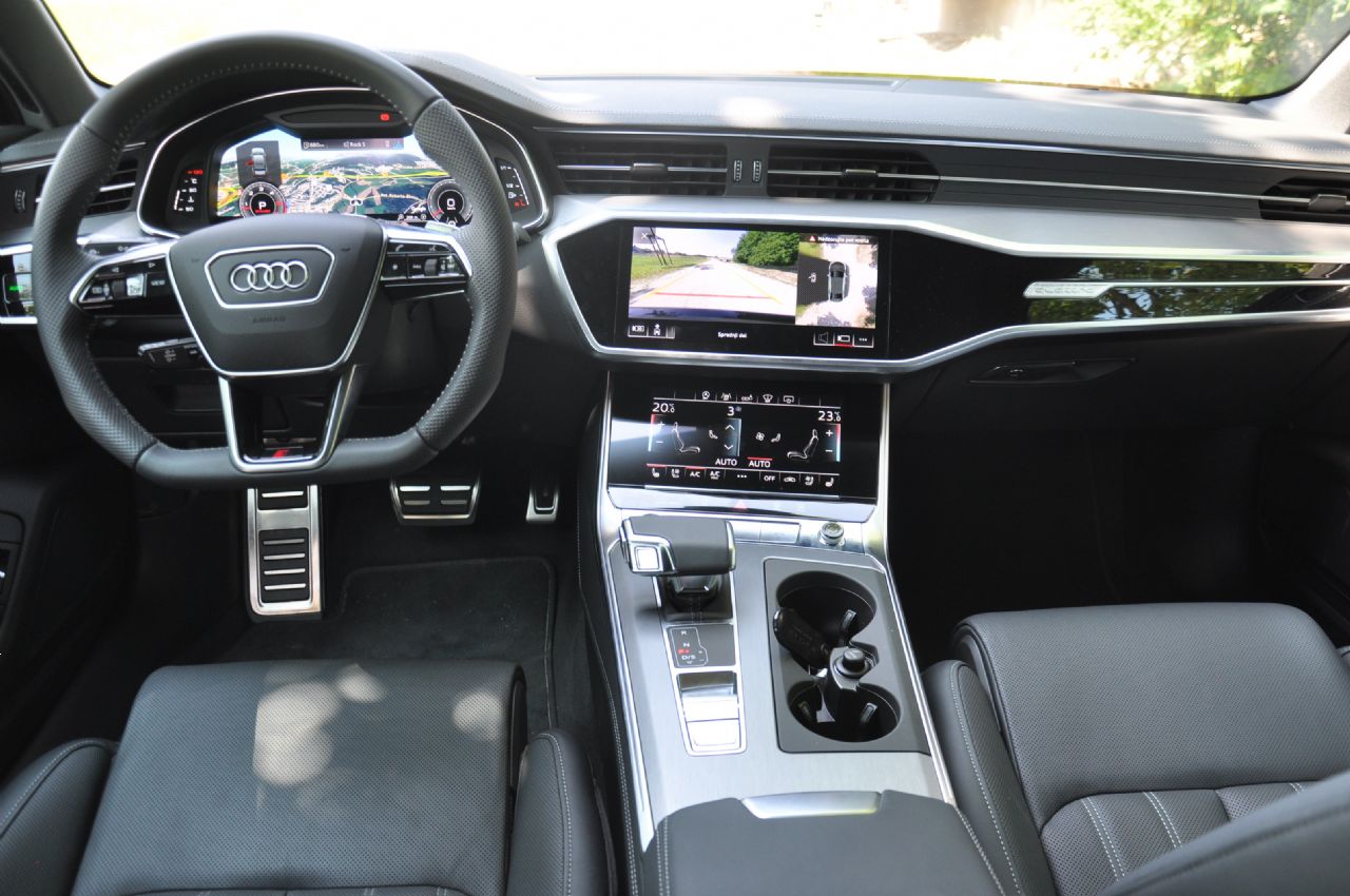 Poplavo terencev Audi bogati z elegantno limuzino Poplavo terencev Audi bogati z elegantno limuzino