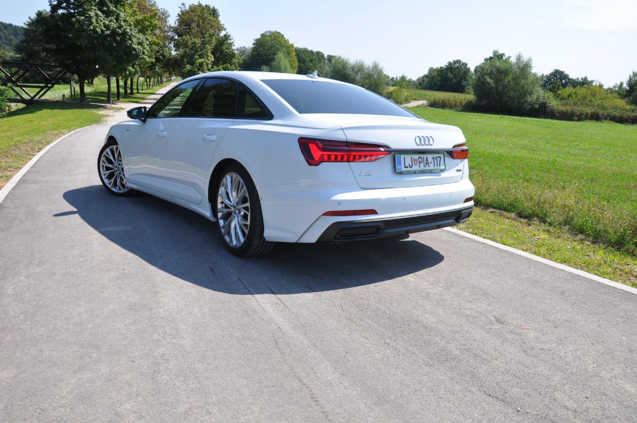 Poplavo terencev Audi bogati z elegantno limuzino Poplavo terencev Audi bogati z elegantno limuzino