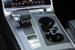 Poplavo terencev Audi bogati z elegantno limuzino - fotografija 5