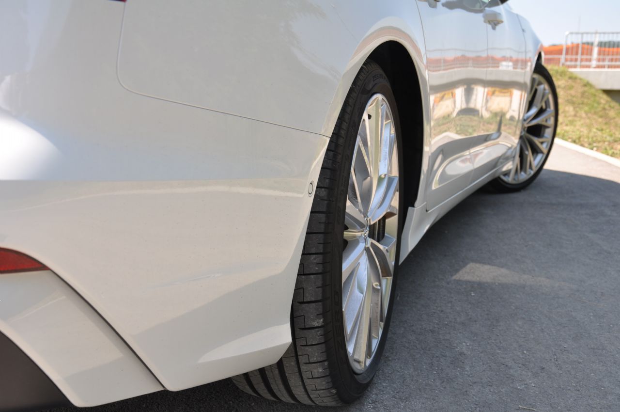 Poplavo terencev Audi bogati z elegantno limuzino Poplavo terencev Audi bogati z elegantno limuzino