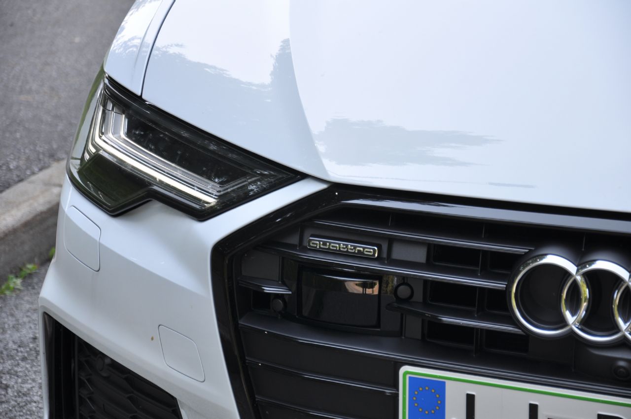 Poplavo terencev Audi bogati z elegantno limuzino Poplavo terencev Audi bogati z elegantno limuzino