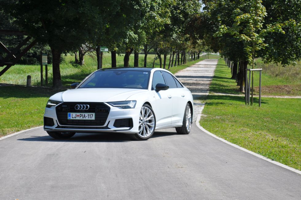 Poplavo terencev Audi bogati z elegantno limuzino Poplavo terencev Audi bogati z elegantno limuzino