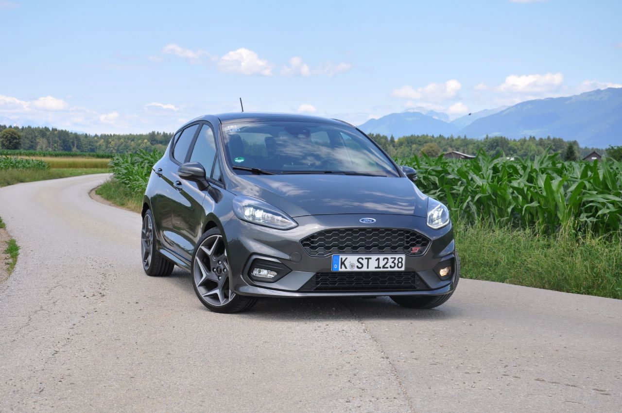 Petarda in nastopač v lovu za kupci Petarda in nastopač v lovu za kupci
