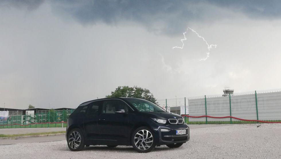 Koliko bi BMW i3 prevozil z eno strelo?