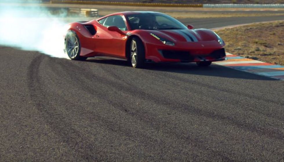 Ferrari 488 Pista rojen za zabavo na stezah Ferrari 488 Pista rojen za zabavo na stezah