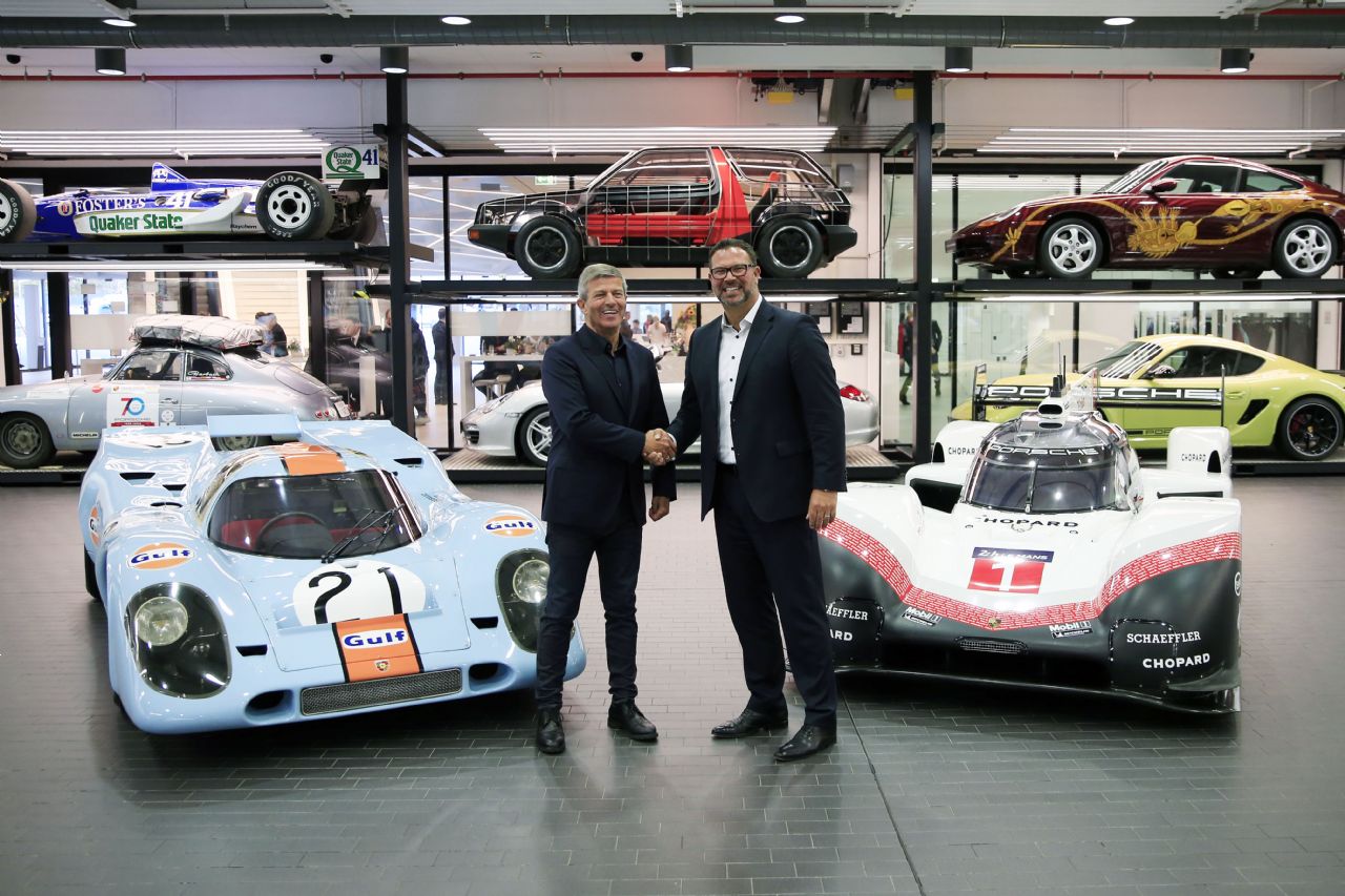 Poslovilna vožnja dveh Porschejevih dirkalnikov Poslovilna vožnja dveh Porschejevih dirkalnikov