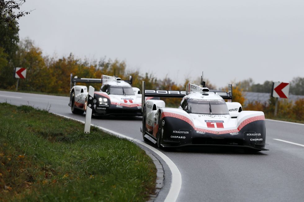 Poslovilna vožnja dveh Porschejevih dirkalnikov Poslovilna vožnja dveh Porschejevih dirkalnikov