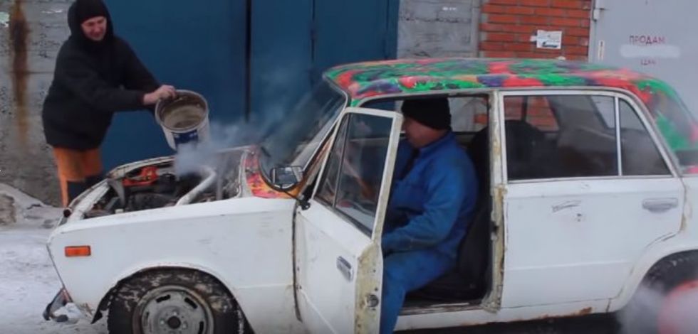 Ladin motor z dodatkom Pepsija, jedilnega olja in soli