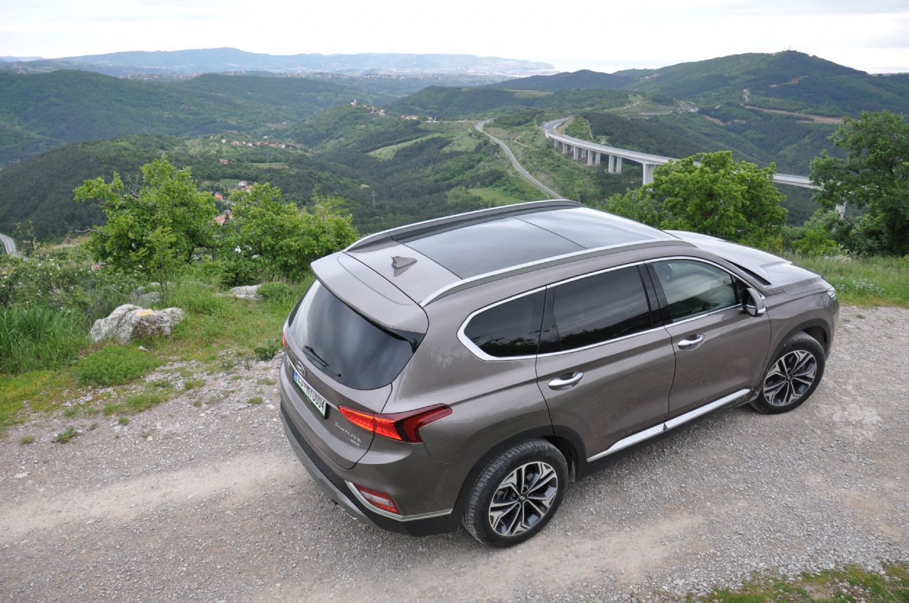 Netipičen Hyundai, ki ponosno stopa v premijski razred Netipičen Hyundai, ki ponosno stopa v premijski razred