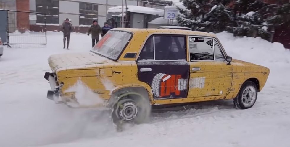 Lada s pogonskimi kolesi iz verig