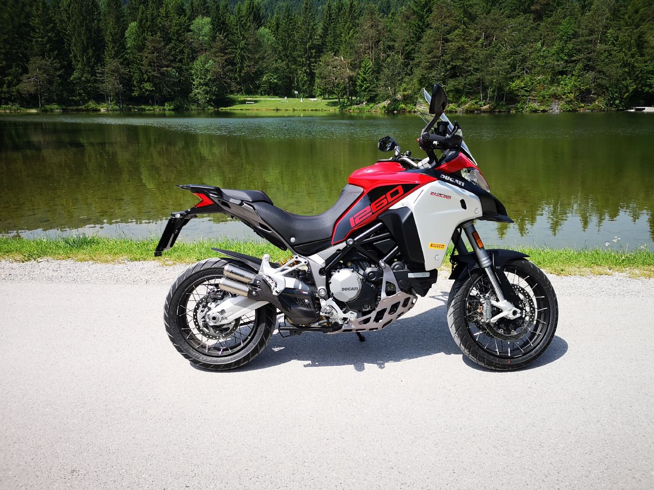 Je čistokrvni enduro z brutalnim nabojem moči 