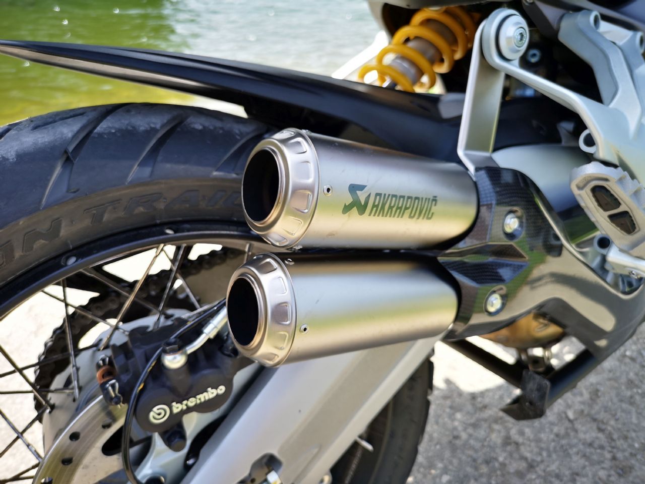 Je čistokrvni enduro z brutalnim nabojem moči 