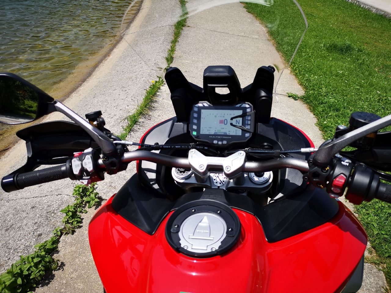 Je čistokrvni enduro z brutalnim nabojem moči 