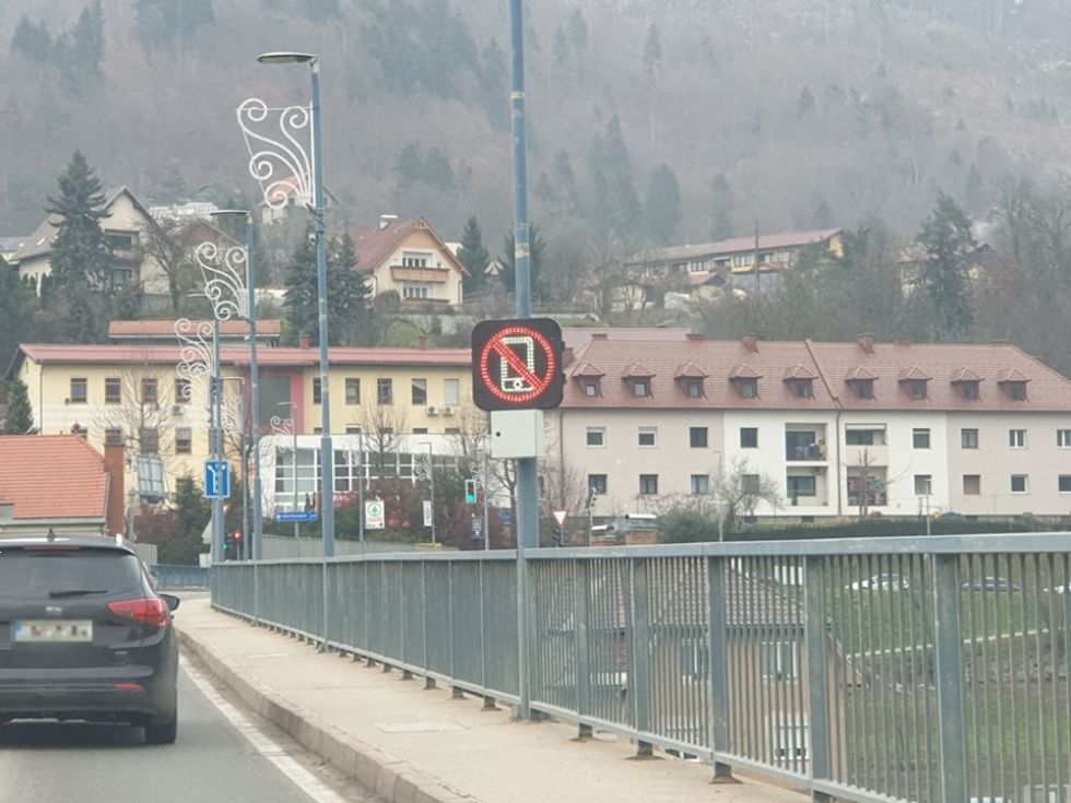S prikazovalniki telefoniranja do večje zbranosti za volanom