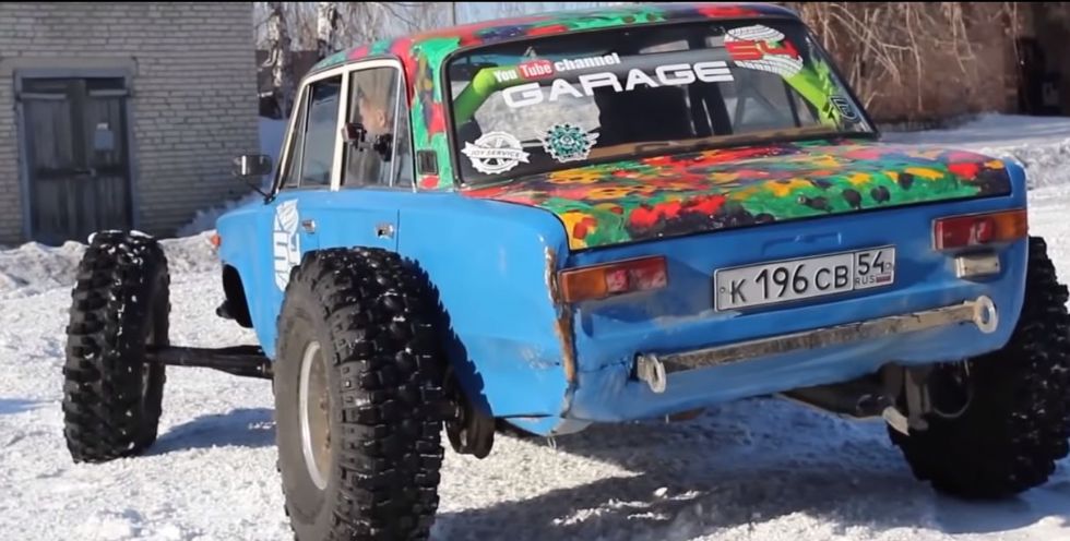 Orjaška Lada z 38-palčnimi gumami