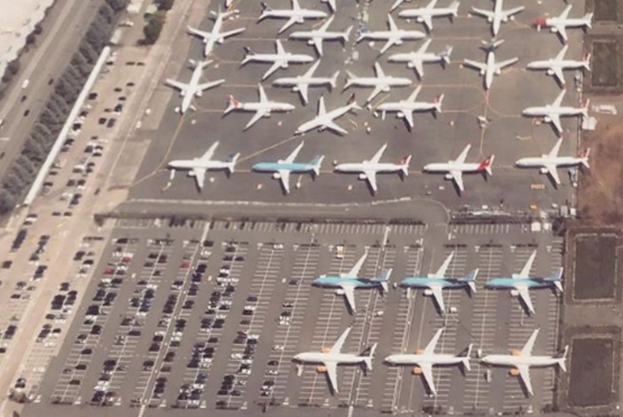 Prizemljeni Boeingi 737 Max kar na parkiriščih za zaposlene