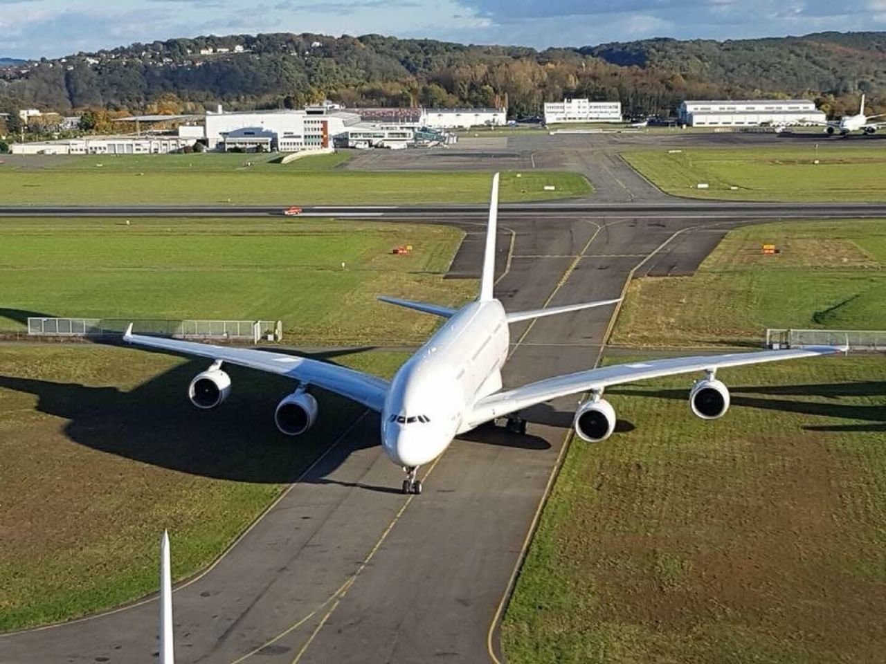 Prva dva Airbusova velikana A380 v razrez