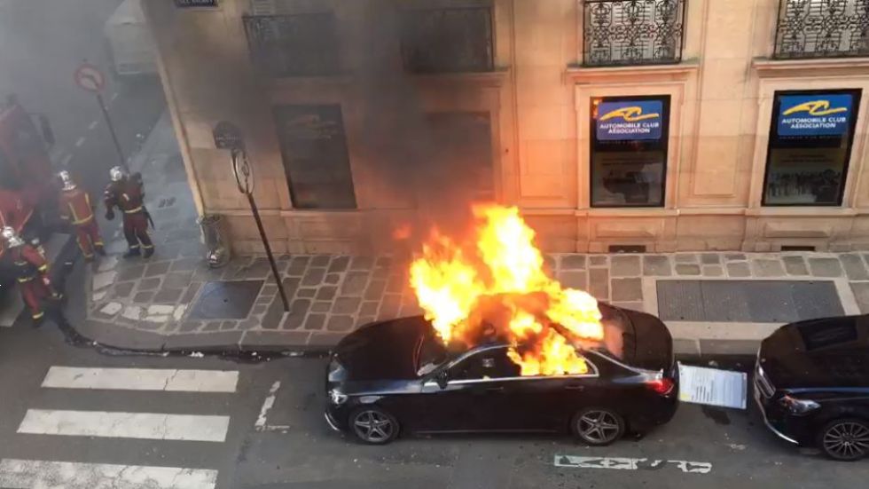 Nenavadno gašenje Mercedesa v Parizu