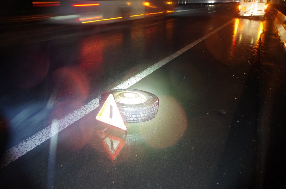 Avtobusu, ki je prevažal otroke, odpadli kolesi