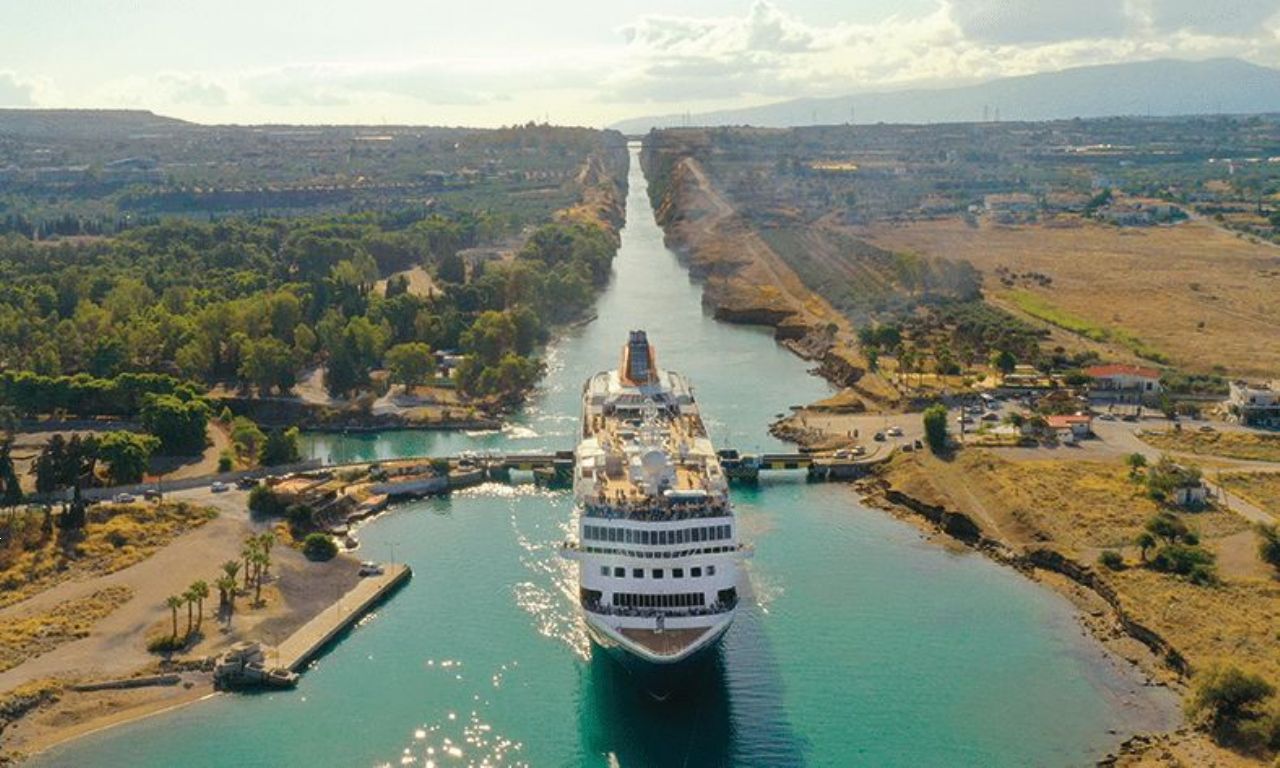 Spektakularna plovba križarke skozi 25 metrov širok prekop