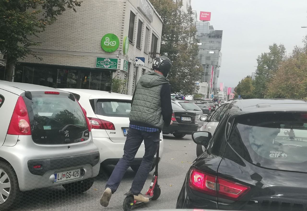 Zakaj so vozniki električnih skirojev ranljivi?