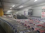 Napačno parkiran avto ujeli med vozičke - fotografija 2