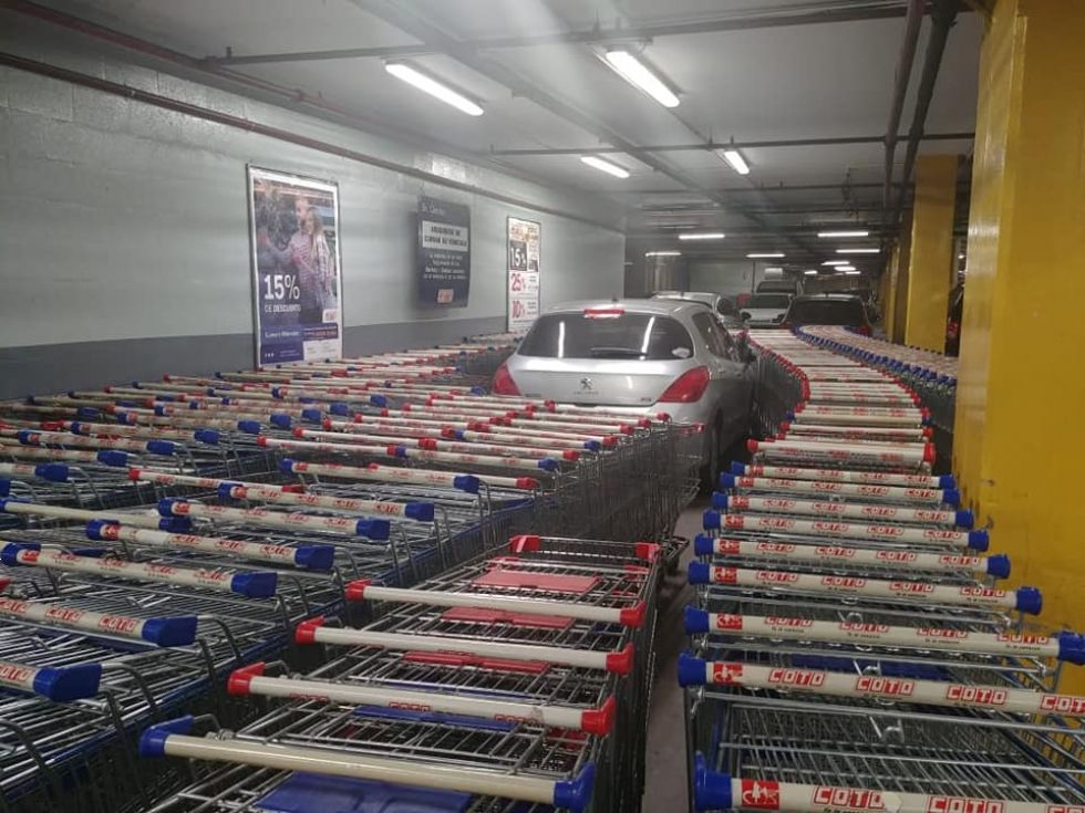 Napačno parkiran avto ujeli med vozičke
