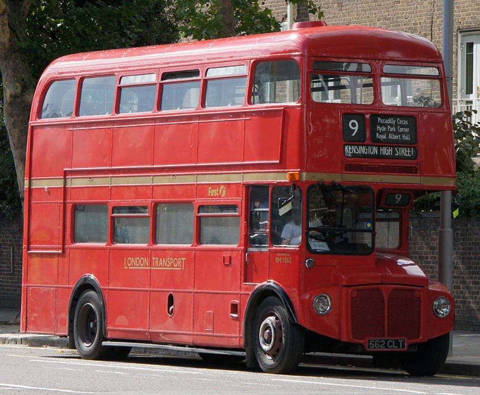 65 let ikoničnega rdečega avtobusa