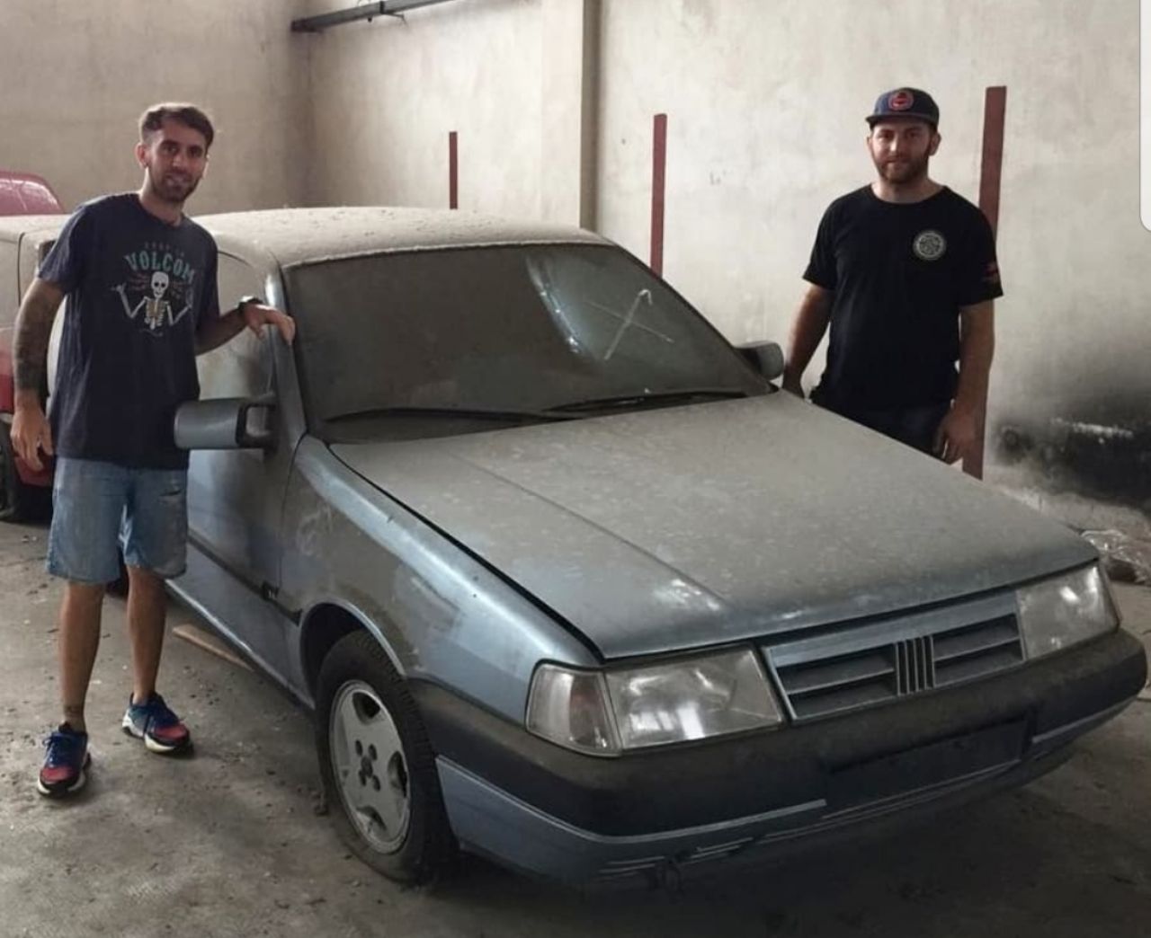 V zapuščenem prodajnem salonu našli nove italijanske in francoske avtomobile