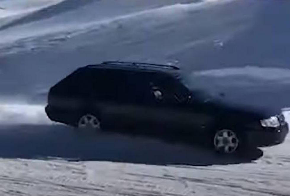 S starim Audijem po vzoru legendarnega TV oglasa za Quattro