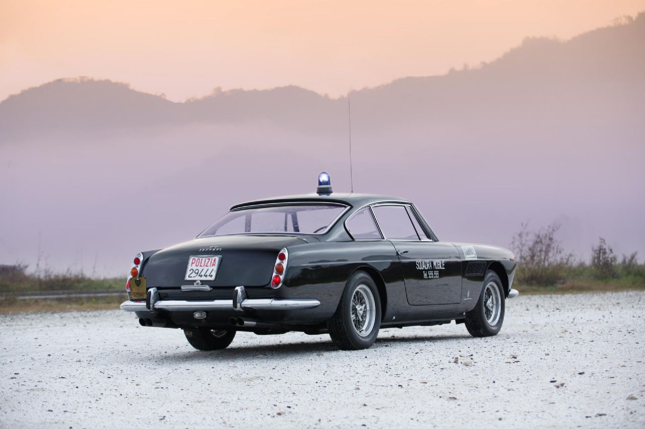 Zlati časi, ko so se italijanski policisti vozili v Ferrariju 250 GTE