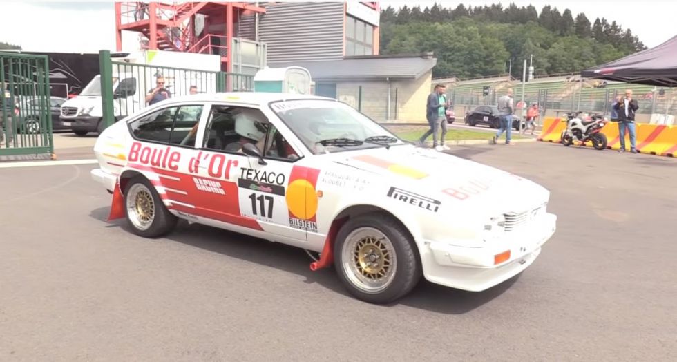 Retro erotika z Alfo GTV V6 v Spaju