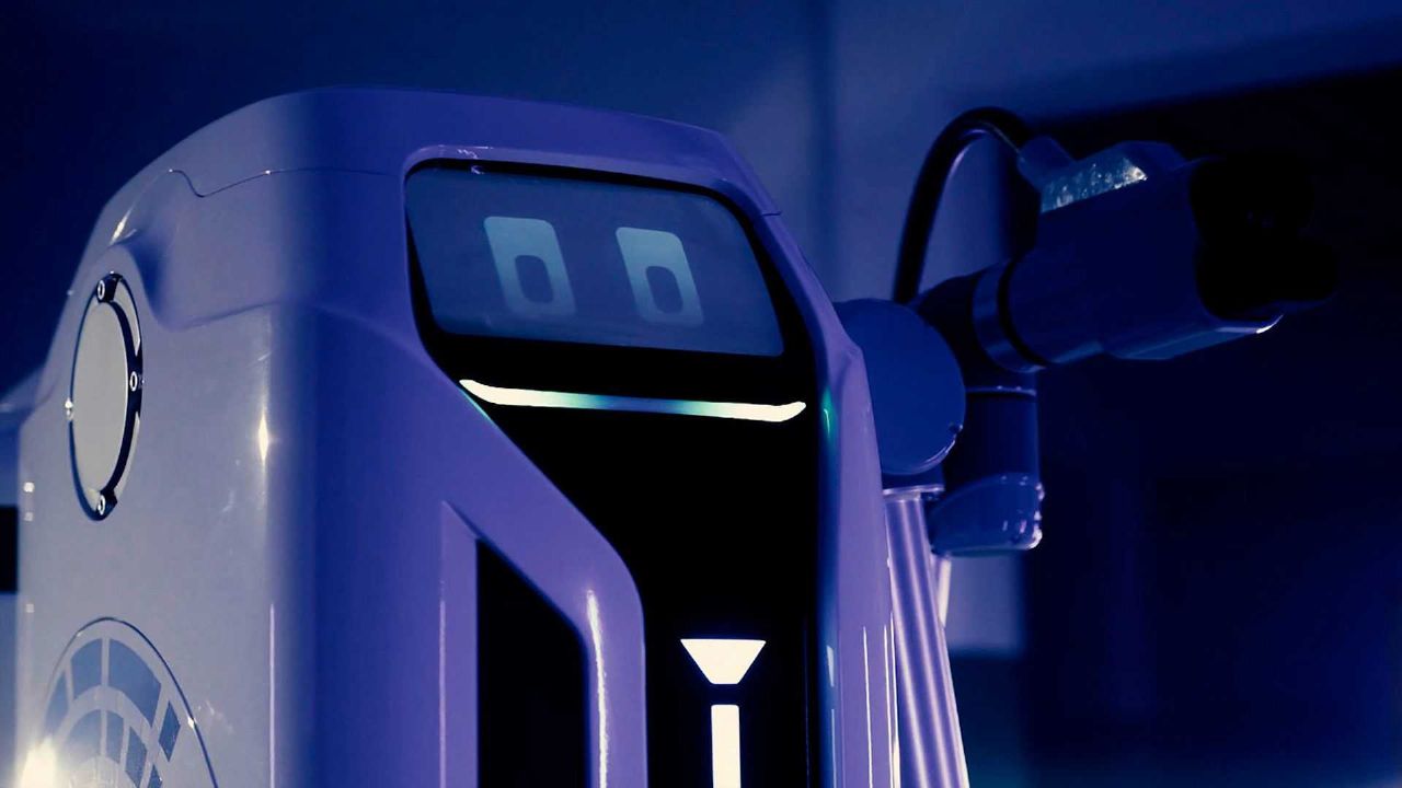 Robot za mobilno polnjenje električnega avta