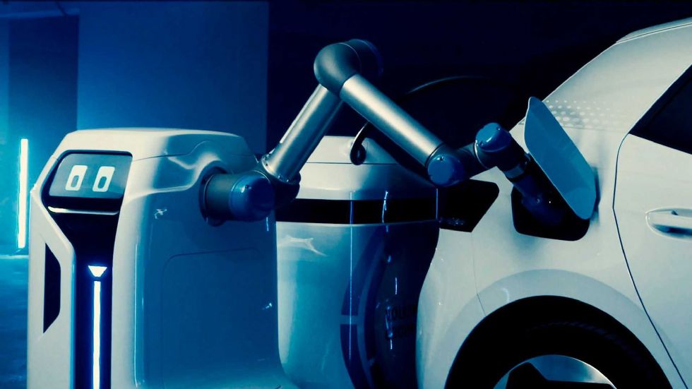 Robot za mobilno polnjenje električnega avta