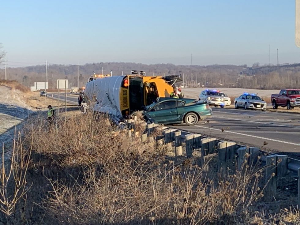 Nepripete šolarje ob nesreči premetavalo v avtobusu